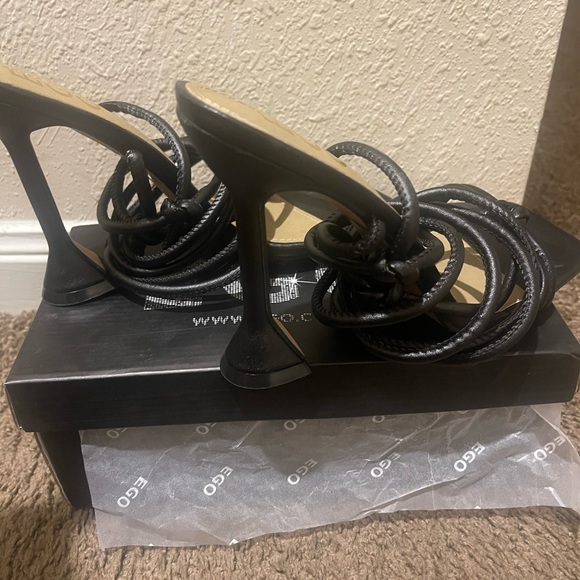 Black heeled sandals. Square toe. - Picture 6 of 7